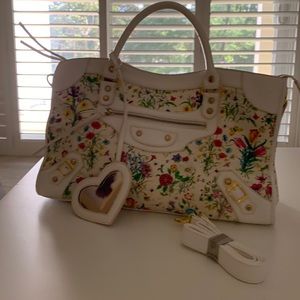 Beautiful Carry on bag. . A garden of flowers printed on all sides. Charming.